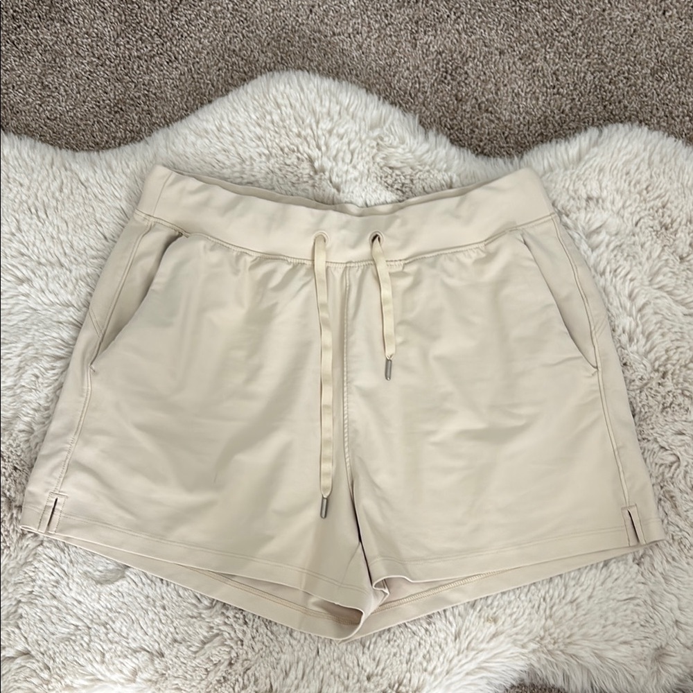Old Navy High-Waisted PowerSoft Shorts 3-inch inseam Size M Cream